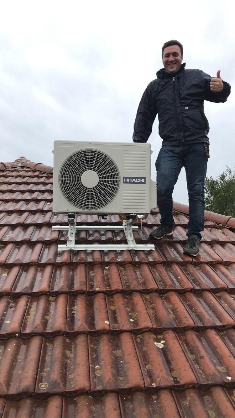 Mathieu Maurin, fondateur Easy Calo, sur un chantier d'installation de pompe à chaleur à Charnoz-sur-Ain